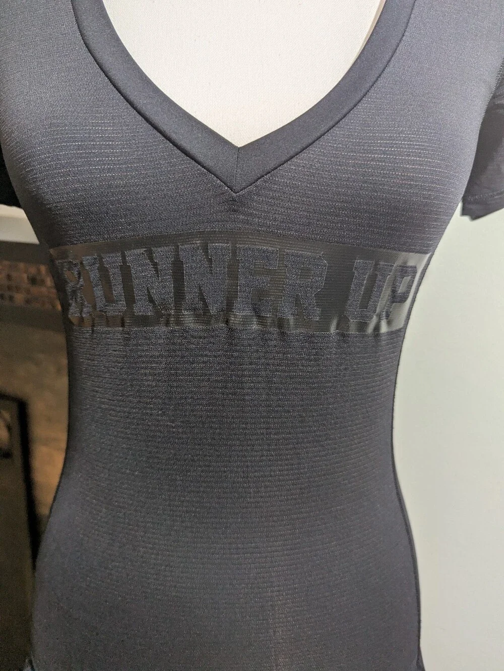 LULULEMON Runner Up Women’s 0/2? Black V-Neck Tee Stripe Ruching